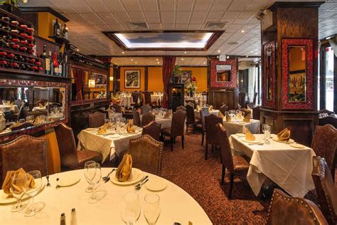Italian restaurants specialize in the preparation and purveyance of italian cuisine. Actor Chazz Palminteri Opens A Classic Italian Restaurant ...