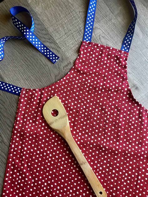 Upcycle A Dishtowel Into An Apron For Kids With This Super Easy Sewing