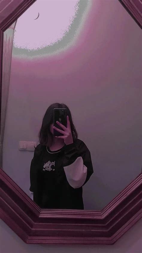 pin by asyaiştee on quick saves mirror selfie poses selfie poses blurred aesthetic girl