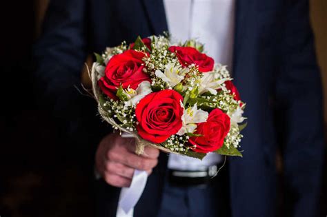 婚礼鲜花图片 新郎举着各式各样颜色的玫瑰花束素材 高清图片 摄影照片 寻图免费打包下载
