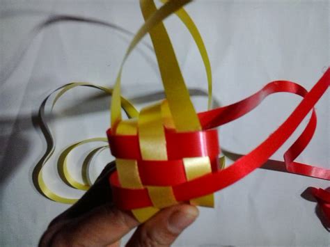K o tak pensil dapat terbuat dari berbagi jenis bahan misalnya plastik,kayu anyaman bambu, anyaman rotan, kain dan masih bayak lagi bahan yang dapat. Icah Kreasi: Membuat Ketupat Dari Pita Plastik