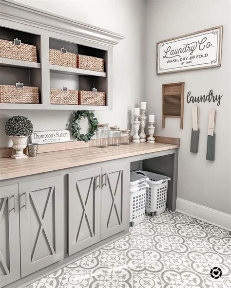 A laundry room with gray as the base color can be mixed with wood, stone, brick, tile.just about everything goes with gray. Ok, I'm trying to decide on a color to paint my kitchen and I stumbled upon this fabulous modern ...