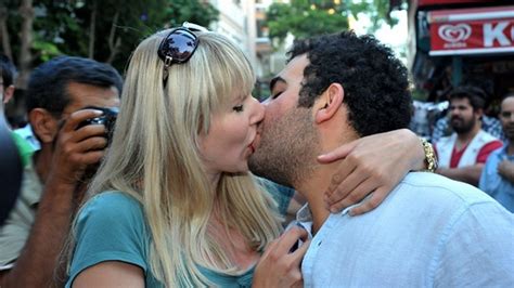 Islamists Attack Turkey Kissing Protest