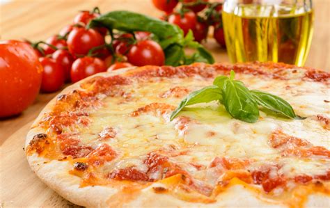 Tips and tricks to prepare a real italian pizza at home. REZEPT - PIZZA MARGHERITA NAPOLETANA | | ITALIEN.BLOG - frittomisto.eu