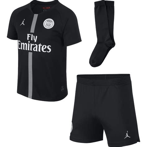 De nieuwe psg thuis tenue 2016/17 introduceert een ontwerp dat zowel traditionele als nieuwe. Tenue enfant PSG Jordan third noir 2018/19 sur Foot.fr