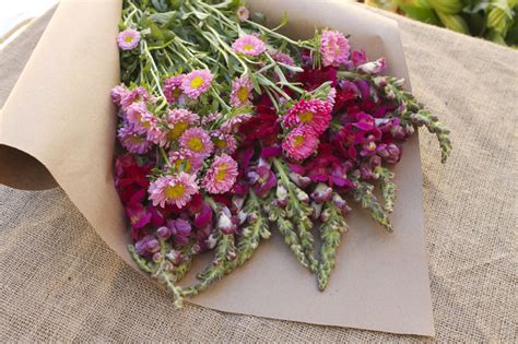 Lễ tình nhân (valentine) năm nay rơi vào mùng 3 tết, nhiều người ngại đến nơi đông người vì năm nay, chúng tôi tập trung vào bán hoa online. Ý nghĩa các loài hoa hồng ngày Valentine | Hoa Tươi