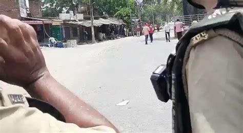 anshuman singh on twitter भाजपा के mla और ज़िलाध्यक्ष बम लेकर पुलिस वालों पर हमला कर रहे हैं