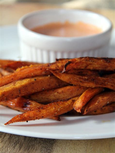 Healthy and creamy, you'll flip for this sweet potato fries dipping sauce! Sweet Potato Fries with Sriracha Dipping Sauce