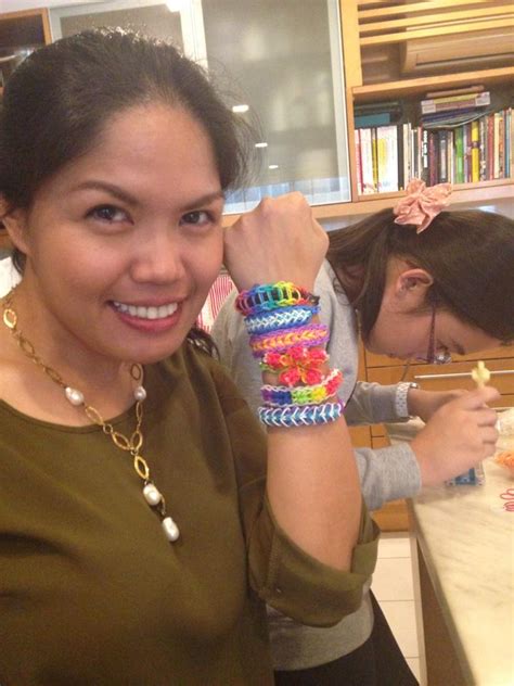 Entdecke rezepte, einrichtungsideen, stilinterpretationen und andere ideen zum ausprobieren. Rainbow Loom Craze | The Soshal Network