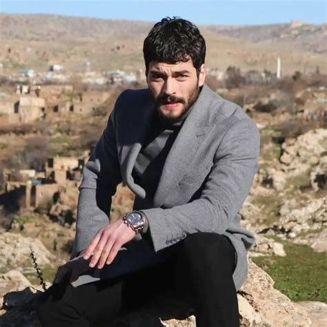 Miran'la arasına hiçbir sırrın girmesini istemeyen reyyan, miran'la konuşmanın bir yolunu ararken. Pin on hercai miran