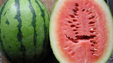 If You See This Split Inside Watermelon Throw It Away Youtube