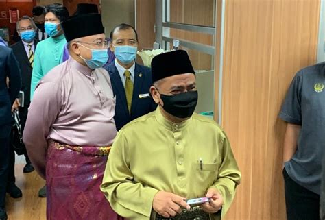 Dilahirkan pada 13 mac 1961, saarani adalah ketua umno bahagian. Saarani mula tugas sebagai Menteri Besar Perak | Astro Awani