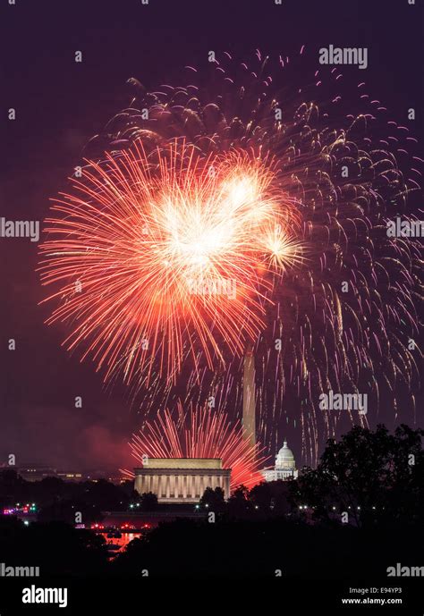 Fireworks Over Washington Dc On July 4th Stock Photo Alamy