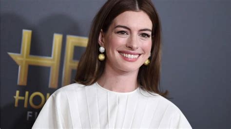 Anne Hathaway Recounts Embarrassing Wardrobe Malfunction Ahead Of ‘late