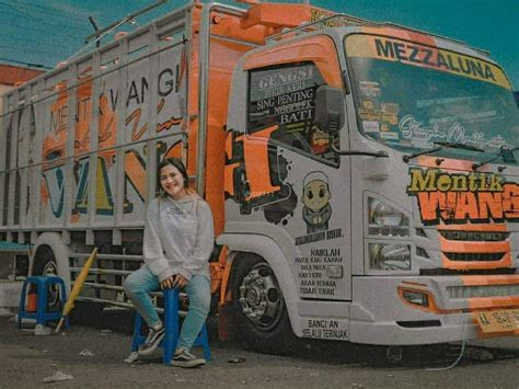 Pengemudi truk di amerika mengalami kenaikan gaji yang besar. Gaji Sopir Truk Cabe - Kisah Perjuangan Nur Fatmawati ...