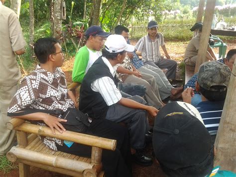 Sekalipun kajian laboratorium bertambah penting perannya dalam klasifikasi tanah, namun peran deskripsi lapangan tidak kalah pentingnya. TANGSEL HORTIKULTURA: Sekolah Lapang Anggrek Tanah Tangsel