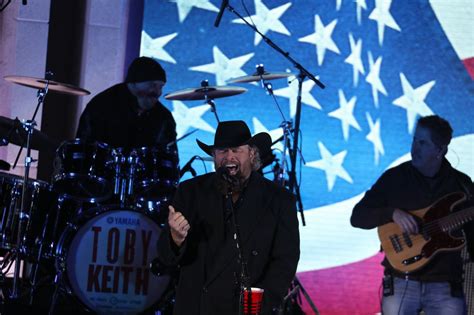 Toby Keith And Trump Light Up A Lower Wattage Concert The New York Times