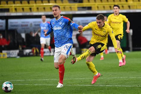 Jogando em casa, pela semifinal da copa da alemanha, o borussia dortmund não deu chances para o kiel, time que atualmente disputa a segunda divisão alemã, e venceu por 5 a 0, neste sábado. Confira imagens de Borussia Dortmund x Kiel pela Copa da ...