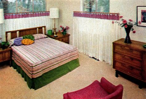 There were 1.65 million housing starts in 1955 and 1.5 million for so as an overview and a generalization, the typical 1950's ranch house interior had three bedrooms and one bath, an open floor plan and eat in kitchen. What did a typical 1950s suburban house look like? Feast ...