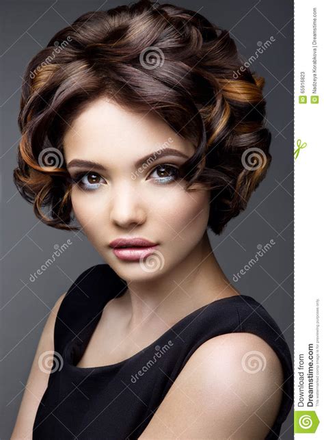 Maak Omhoog Glamourportret Van Mooi Vrouwenmodel Met Verse Make Up En
