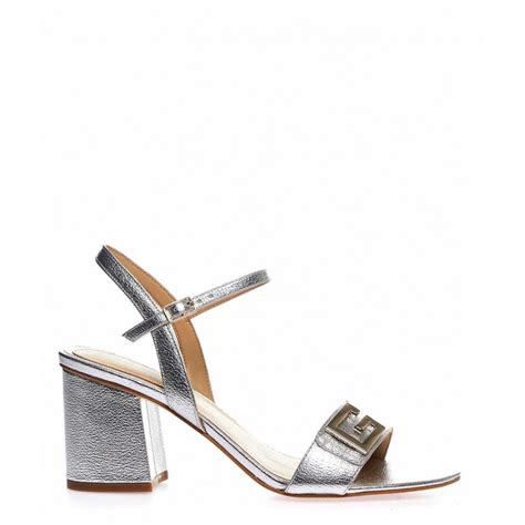 Maybe you would like to learn more about one of these? GUESS - Sandali con tacco metallizzati argento - Scarpe ...
