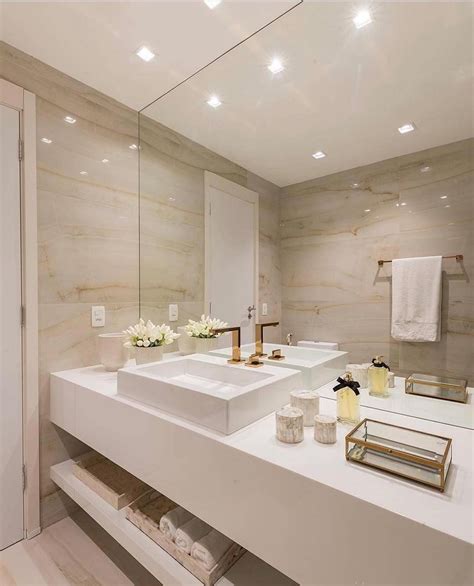 Revestimento marmorizado num banheiro sofisticado clean e belo Amei Muito mais inspirações