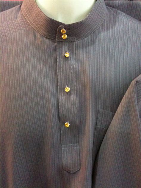 Untuk pria, pakaian adat melayu terdiri dari baju kurung cekak musang yang terbuat dari kain berkualitas seperti satin. TO THE WORLD I MAY BE ONE: Baju Melayu : A Lapsed Identity