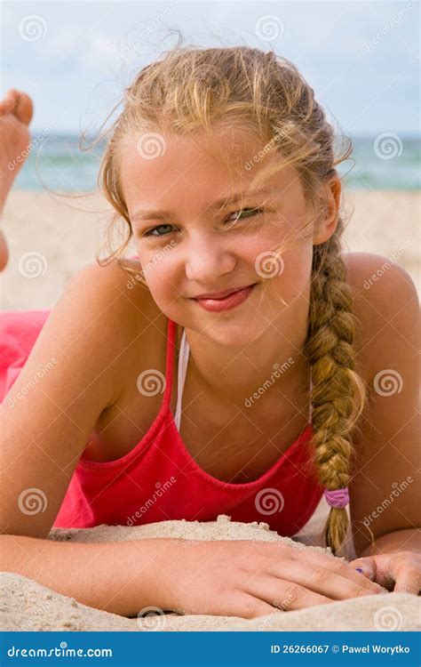 Vrij Blond Meisje Op Het Strand Stock Afbeelding Image Of Gemodelleerd Strand 26266067