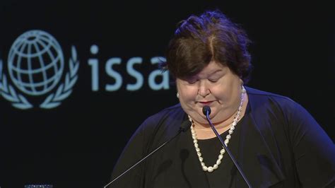 Maggie de block duikt op in opmerkelijke video. Maggie De Block - YouTube