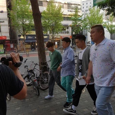 지난 밤에 야구 경기에서 하나란 여자를 만났어요. 강호동 실물 포스 지대로 느껴지는 사진