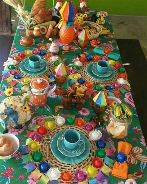 Festa junina sem paçoca não é festa junina, então aproveite a paçoca para decorar a mesa, é com certeza uma decoração simples e barata, e além de gastar pouco ainda fica lindo. Decoração para Festa Junina: 50 ideias - Dicas Práticas