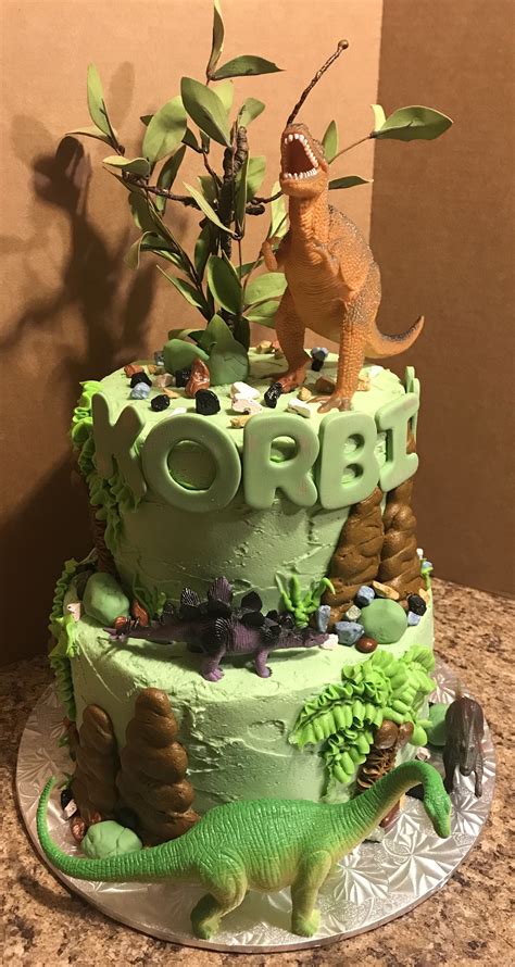 I've been so lucky to do a whole bunch of fun cakes lately and this one is the latest. Dinosaur Birthday Cake | Little cakes