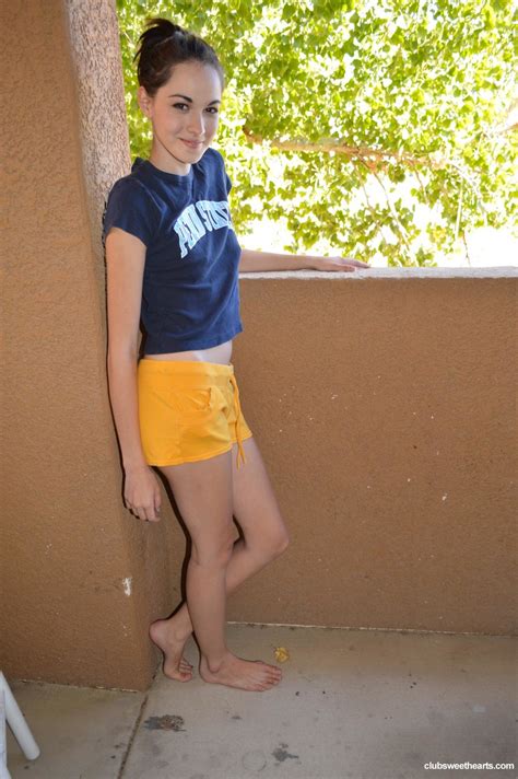 Skinny Teen Emily Grey Zieht Ihre Sexy Gelben Shorts Aus Und Zeigt Ihren Runden Hintern Nakedpics