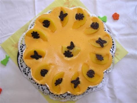 Sahne steif schlagen und gehackte mandeln darunterheben. Pfirsich-Maracuja-Torte - Rezept mit Bild - kochbar.de