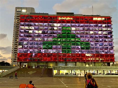 ההחלטה להאיר את הבנין בצבעי דגל לבנון מעוררת גם סערה פוליטית, חבר הכנסת ליברמן טוען כי מדובר במעשה אך מנגד ליברמן תקף את רון חולדאי, וטוען, כשראש עירית תל אביב מחליט להאיר את בניין העירייה בצבעי דגל לבנון. סערת הדגל על בניין העירייה: "זו איוולת מוסרית וערכית ...