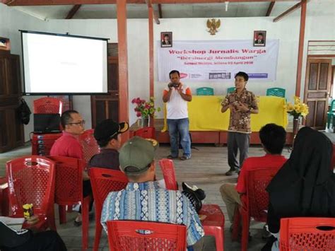 Aku diam saja, dalam hatiku bertanya bu fat mau ngapain yah?. Senang Rasanya Bisa Berbagi dan Belajar Bersama Warga ...