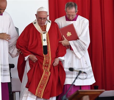 pope francis u s visit meaning behind the pope s clothes time