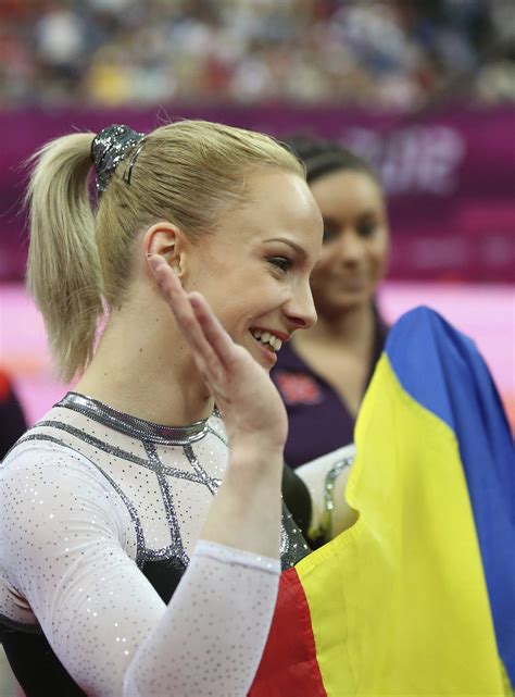 Utwór taniec eleny towarzyszy wyjściom piłkarzy widzewa na płytę boiska podczas meczów rozgrywanych na stadionie przy al. Qué fue de… Sandra Izbasa: dos oros olímpicos cuelgan de ...