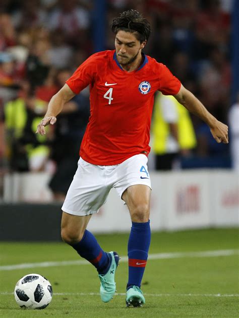 Sierralta made his debut in the chile cup against team barnechea scoring a goal, he universidad católica primera división de chile: Partidos de la Roja: Francisco Sierralta
