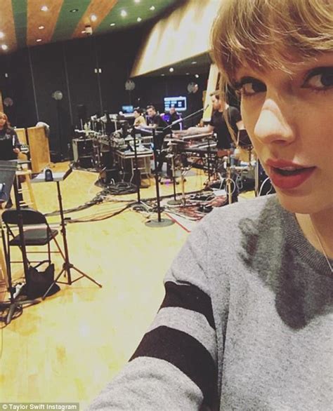 Taylor Swift Posts Selfie At Repu Hearsals For Her Tour Daily Mail