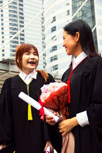 Cantiknya Dua Mahasiswa Asia Girl Ini Bahagia Setelah Lulus Foto Stok