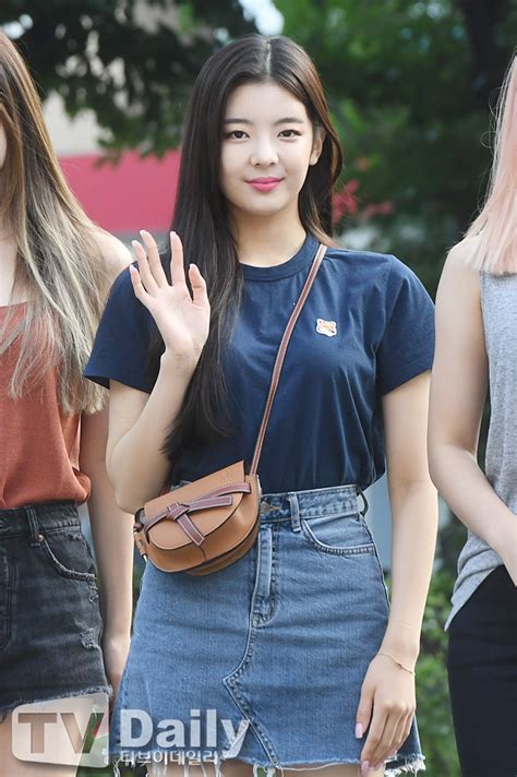 — short & long sizes on reply, feel free to use @itzyofficial #itzy #리아 #lia #있지 pic.twitter.com/vqt8hq3nxt. TD포토 있지 리아 '오목조목 정말 예쁜 이목구비'