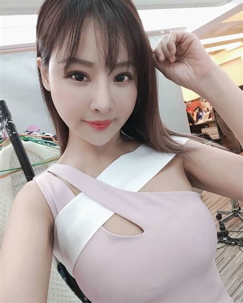 The Positive Girl Lei Yi Is Fierce Enough To Take Her Lingerie Selfies And The Round View Of