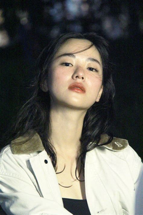 웃지 않는 얼굴로 선명하게 마주한다. 배우 전여빈.jpg : 네모판