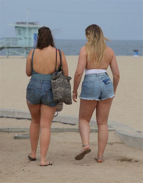 Iskra Lawrence Films A Project At Venice Beach In La 08