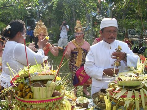 Balinese Blessing Ceremony Ceremony Unusual Weddings Indonesian Wedding