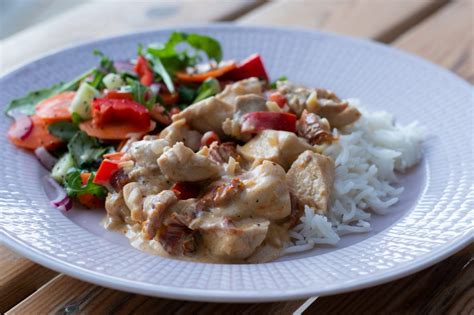 Enkel Kycklinggryta Med Paprika Soltorkade Tomater Och Fetaost Elina Mickes Mat