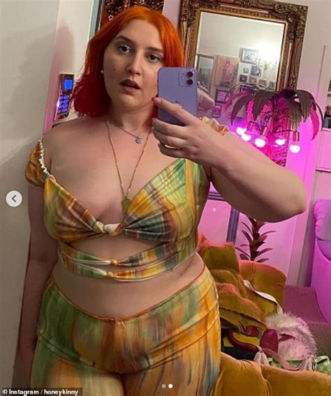 Jonathan Ross Babe Honey Shows Off Her Curves In A Plunging Crop Top