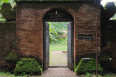 Berikut ini perbedaan antara tv digital dan tv analog : Mempelajari Sejarah Cirebon di Keraton Kasepuhan : Pariwisata - Situs Budaya Indonesia