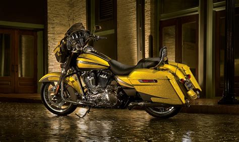 The 2014 street glide special comes stock with a hydraulic clutch, 6 speed cruise drive transmission, of course the 6 gallon fuel tank, and the bike weighs in at 818 lbs. 2014 Harley Davidson Street Glide Review - Top Speed